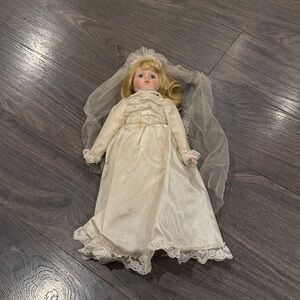 Heritage mint Vintage Porcelain Bride Doll in Cream Dress 10:16